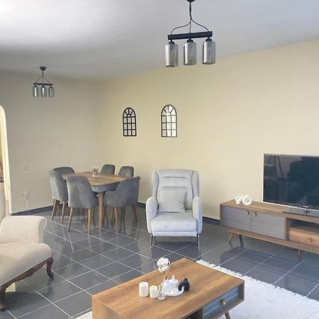 Апартаменти Comfy - Spacious Flat On The Kadikoey Seaside Стамбул Екстер'єр фото